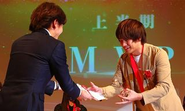 毎月・半期でMVPを表彰。仲間に讃えられながらレッドカーペットを歩き、壇上でトロフィーと報酬を受け取ります。頑張りがちゃんと評価される、そんな成長を後押しする制度があります。
