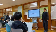 おんせんキャンパスでは「学校に通うことに困難さを抱えている子どもたちに、安心できる居場所と様々な学びの機会を届け、自信と将来の希望につなげたい」というコンセプトのもと、一人ひとりの習熟度に合わせた学習支援とともに、農作業や地域行事への参加などキャリア発達のための活動も取り入れています。また家庭や学校などにスタッフが訪問する形でのアウトリーチ支援、中学校卒業後の子どもへの支援や家族への支援まで幅広くサポートをしています。