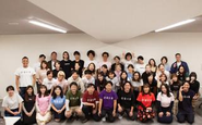 2023年11月月1回の羅針盤全社会で、お揃いのTシャツを着て写真撮影