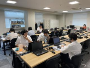 PCいっぱい並んでます。インサイドセールスの部署です。