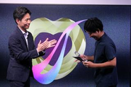 BGAでの優勝者へのトロフィー授与の様子