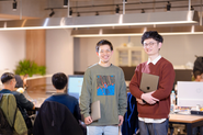 【入社後の教育・研修】最初はビジネスマナー、社会人としての立ち振る舞いなど基礎的な研修を実施します。その後は先輩がメンター（教育係）として付くので、業務をしながら仕事を覚えていくスタイルです。約3～6ヶ月くらいでの一人立ちを想定しています！
