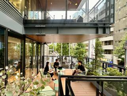 単なる内装デザインではなく、企業の成長を加速させる空間を創出。1年目からクライアントと膝を突き合わせ、経営変革を泥臭くカタチにするのが私たちのスタイルです。