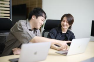 教えあい支えあい、時にはライバルとして、皆新しい技術には目がありません！最近はAI活用推進チームが発足。お客様や自分たちの新たな可能性を見据えて。