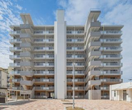 人の暮らしに寄り添う建築も、株式会社シマの大切な仕事の一つです。マンションなどの建築現場では、安全性や品質はもちろん、完成後の住みやすさや周辺環境までを意識して施工を進めています。長く安心して使われる建物をつくること。その積み重ねが、シマの信頼につながっています。