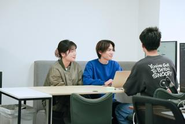 渋谷オフィスは、4階がオフィス／5階が撮影スタジオとなっており、制作と運営が近い距離で連携できる環境です。