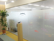 エントランスには取引先企業とスタッフが書き込んだメッセージボードが
