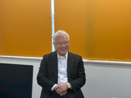 この人は、この部署の上司です。この部署だけではなく、会社全体のことを詳しく知る頼れる上司です！いつも周りのことを気に掛けてくれて優しいこんな素敵な人たちと一緒に働きませんか？