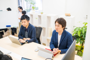 右は代表の渡辺、左はディレクターの小原です
