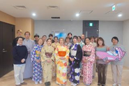 お正月はみんなで初詣。希望者は有志で着物をレンタルして華やかに。様々な個性を活かした社内イベントも活発です。その他、月に1度はオフィスを開放してのスナックJOYZOなど、イベントを通じて社内外でのコミュニケーション機会を大切にしています。