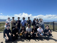 プリマベーラは“仕事も遊びも全力”がモットー！定期的な食事会や社員旅行、全社イベントも充実しており、年次や部署を超えてフラットに交流できます。雑談や相談もしやすく、コミュニケーションを楽しみながらチームで成果を出すカルチャーが根付いています。