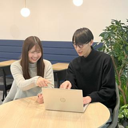 オフィスでのコミュニケーションは活発です。いつの間にか全員輪に入って議論している、なんてこともよくあります。