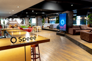 「Speee Lounge」というカフェスペースでは、ランチはもちろん、コーヒーを飲みながら仕事もできます