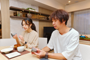 監修を担当する宮崎理沙さんと高山仁志シェフ