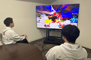 仕事終わりにスマブラをしてよく交流を深めています(笑)楽しくゲームしながらも、本音で仕事のことを語り合える関係性を大事にしています。