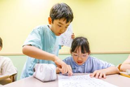 分からないときは子ども同士で教え合い、学び合う。