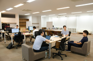 複数のスタートアップが同居して、ノウハウを共有しています。オフィスのメンバーが毎月5人くらい増えています。