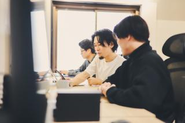 仕事中のコミュニケーション多めの環境です。
