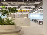 株式会社ボードルアは、2023年12月、麻布台ヒルズ 森JPタワー17階に新たなオフィスを開設しました。社員一人ひとりの挑戦と成長、そして社内の温かなつながりを後押しする空間として、本オフィスはこれからのボードルアを象徴する拠点となっています。