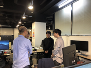 エンジニアの朝のミーティング風景
