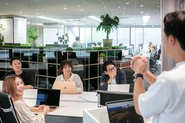 光が入る明るいミーティングルームで前向きな打ち合わせができます！