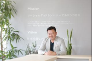 2014年に創業した代表の関藤。2020年だけでも、第3回「日本サービス大賞」農林水産大臣賞、令和2年度「気候変動アクション環境大臣表彰」、第21回「グリーン購入大賞」農林水産大臣賞、第55回 「社会貢献者表彰」、「食品ロス削減推進大賞」消費者庁長官賞など省庁の枠を超えて広くご評価いただいています。