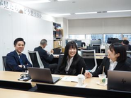 取締役と新入社員2名の休憩中の様子。