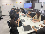 当社では、社員同士のコミュニケーションを大切にしており、活気あふれるオフィスです。コミュニケーションを通じて、チームワークを育みながら、刺激し合い、高め合える環境です。