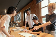 職種を越えてアイデアを出し合います