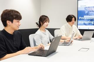 近年では広告代理業で培った知識を活かし、Eコマース商材の商品プロデュースやオフライン広告のプランニング、タレント等のキャスティングまで枠組みにとらわれることなく新しい事業も次々生み出しています。