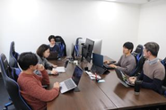 作業風景です。日々メンバー内で議論しながら開発を進めています。