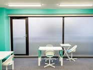 放課後等デイサービスでは学習支援を中心に展開しています。子ども達が一番社会性を高めることが出来る場は学校と考え、その学校で一番行う「学習・勉強」をサポートすることで、今、問題となっている「不登校・行き渋り」を改善、解消し、子どもの充実したスクールライフをサポートしています！