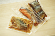 湯煎で温めるだけで、簡単に本格的な魚料理が味わえます。メニューは100種類以上。5名の開発メンバーが原料や味付けを考え、毎月新商品を開発しています。