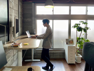 スタンディングデスクで作業中