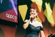 年間最優秀賞の受賞スピーチを行う様子