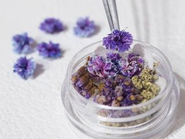 多くの商品の製造工程を手作業で一つ一つ丁寧に行っています。このこだわりが、多くのお客様や店舗様、企業様に選ばれる大きな理由となっていると思います。