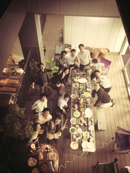テラスでの飲み会の風景です。この写真ビルの屋上から撮影していますが、屋上も出入り自由となっており、屋上から見える夜景は最高です！
