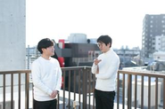 「急に撮影って言われても困るよね」と新人に語りかける営業部長