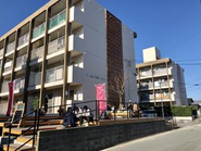 団地の１階にウッドデッキを設置。入居者さんやまちの人たちも立ち寄り、団地の敷地まるごと楽しむ暮らしを目指しているコーポ江戸屋敷（福岡県久留米市）