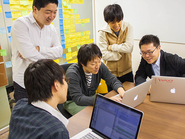 木の温もりを基調とした社内に、ユニークな名前の会議室や、リラックスできるスペースなど、 働きやすい環境が充実しています。