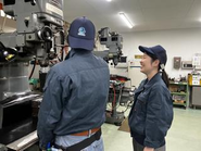どうやったら加工できるかな？と先輩と相談