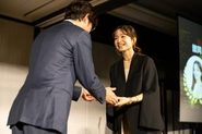 新卒入社で最短1年でプロジェクトリーダーに就任した実績や表彰制度・新規事業プレゼン大会など、新卒1年目から「圧倒的に活躍できる」成長環境があります。また、社歴に関係なく打席に立てる抜擢文化もあるため、様々なことに挑戦が可能です