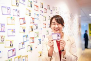 \オフィスの壁に社員同士が感謝を伝えあう「ありがとうカード」がたくさん貼られています/
