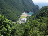 弊社遠望：室戸阿南海岸国定公園内にあり、自然豊かな環境にある。右上に見えるのは太平洋。