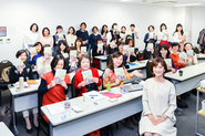 代表 伊藤が講師を務める集客セミナー。日本全国から起業や独立したい女性が集まり、毎回満員御礼とご好評をいただいております。