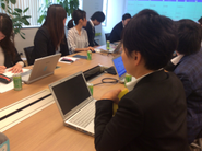 チームで仕事をするので、日々のミーティングは欠かせません！