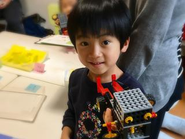 子どもたちはロボットが完成すると、達成感に満ちた表情を見せてくれます。