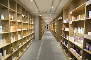 オフィスには市場製品が並べられた化粧品棚があります。様々な製品を自分の肌で試すことで「綺麗のプロフェッショナル」としての感性を磨いています。