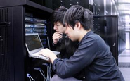 社員の85％が未経験スタート！コンビニ・ホテル・ゲームセンターなどの異業種や、ITを学んだことも経験したこともない文系出身の仲間が、数多く飛び込んでいる環境です。
