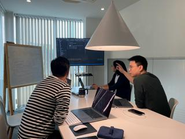 タイの開発チーム主導で開催したモブプログラミングのようす。より良い設計に関する活発な議論が交わされました（バンコクオフィス）